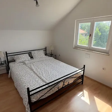 Four-bedroom Seafront In * ماسلينتسا