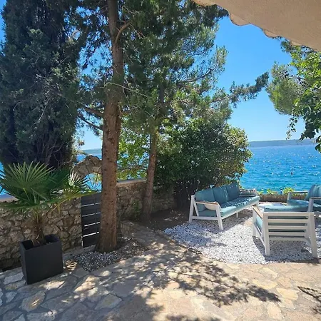 Four-bedroom Seafront In ماسلينتسا