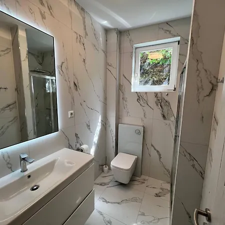 Four-bedroom Seafront In ماسلينتسا