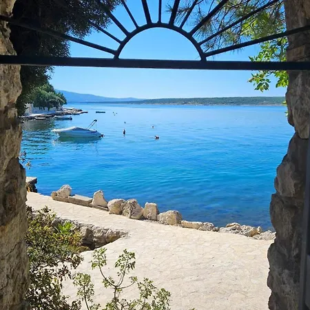 Vila Four-bedroom Seafront In